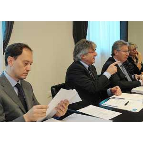 Renzo Tondo (Presidente Friuli Venezia Giulia), tra Luca Ciriani (Vicepresidente FVG e assessore regionale Ambiente e Protezione civile) e Daniele Bertuzzi (Segretario generale Regione FVG), presiede la riunione della Giunta regionale. (Udine 14/10/11)