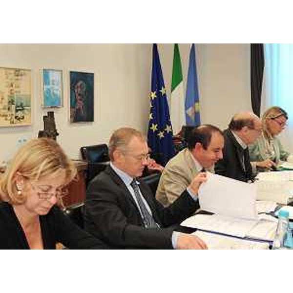 Gli assessori regionali S.Savino (Finanze, Patrimonio e Programmazione), A.Garlatti (Funzione pubblica, Autonomie locali e Coordinamento Riforme), C.Violino (Risorse rurali, agroalimentari e forestali), V.Kosic (Salute, Integrazione sociosanitaria e Politiche sociali) e F.Seganti (Attività produttive, Polizia locale e Sicurezza) durante la riunione della Giunta. (Udine 14/10/11)