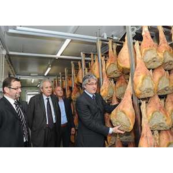 Renzo Tondo (Presidente Friuli Venezia Giulia) nel corso della visita al Prosciuttificio Molinaro. (Villuzza di Ragogna 14/10/11)