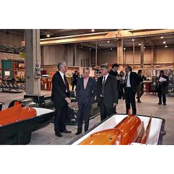 Riccardo Illy (Presidente Regione Friuli Venezia Giulia) allo stabilimento Galileo Avionica di Ronchi dei Leg. per la presentazione del primo simulatore di volo del velivolo Eurofighter Typhoon. Nella foto visita l'hangar dei velivoli teleguidati.(Ronchi dei Legionari 16/01/07)