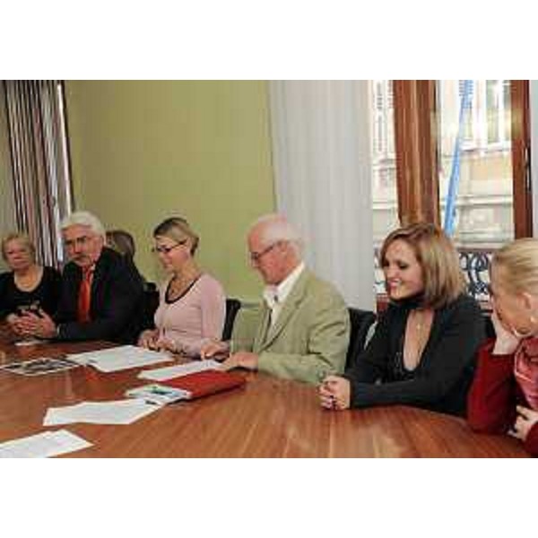 Dario Locchi (Presidente Giuliani nel Mondo), Federica Seganti (Assessore regionale Attività produttive) e Umberto Lupi (Musicista) alla presentazione della tournee di Umberto Lupi in Australia. (Trieste 17/10/11)