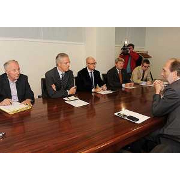 Il tavolo dell'incontro tra Riccardo Riccardi (Assessore regionale Lavori pubblici) e i presidenti delle ATER del FVG: Zandegiacomo Riziò (GO), Vuga (UD), Lobianco (TS), Serafini (PN) e Pittini (Alto Friuli). (Udine 17/10/11)