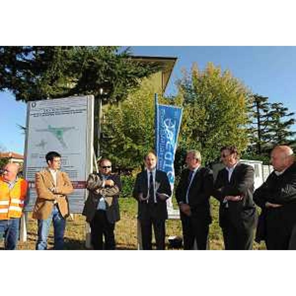 Riccardo Riccardi (Assessore regionale Infrastrutture e Mobilità), Giorgio Santuz (Presidente FVG Strade) e Franco Costantini (Sindaco San Giovanni al Natisone) alla posa della prima pietra della nuova rotatoria sulla SR 56. (San Giovanni al Natisone 17/10/11)