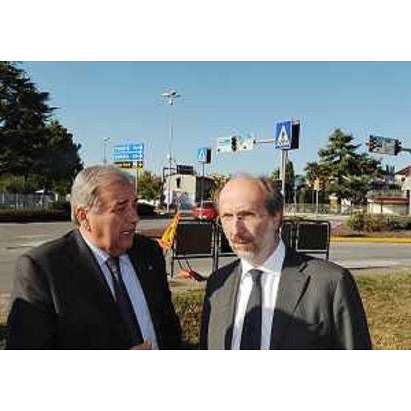 Franco Costantini (Sindaco San Giovanni al Natisone) e Riccardo Riccardi (Assessore regionale Infrastrutture e Mobilità) alla posa della prima pietra della nuova rotatoria sulla SR 56. (San Giovanni al Natisone 17/10/11)