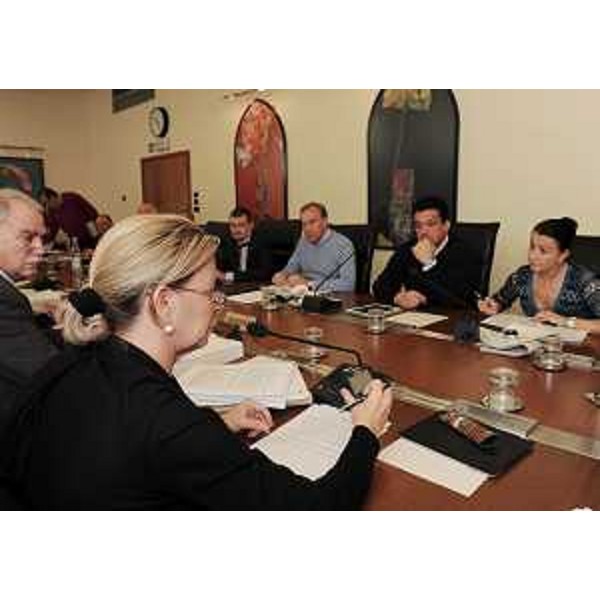 Sandra Savino (Assessore regionale Finanze) durante l'illustrazione alla I Commissione consiliare del Rendiconto generale della Regione per l'esercizio finanziario 2010. (Trieste 18/10/11)