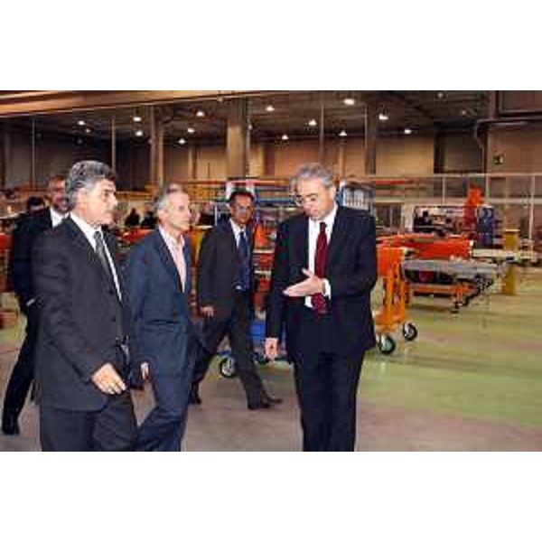 Riccardo Illy (Presidente Regione Friuli Venezia Giulia) allo stabilimento Galileo Avionica di Ronchi dei Leg. per la presentazione del primo simulatore di volo del velivolo Eurofighter Typhoon. Nella foto visita l'hangar dei velivoli teleguidati.(Ronchi dei Legionari 16/01/07)