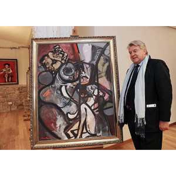Elio De Anna (Assessore regionale Cultura e Relazioni internazionali e comunitarie) accanto ad un'opera di Pordenone Montanari, esposta alla Biennale Diffusa al Magazzino 26 del Porto Vecchio. (Trieste 18/10/11)