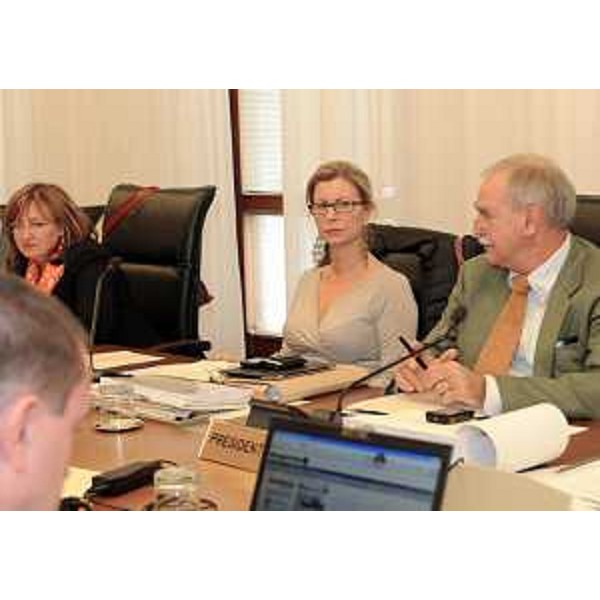 Sandra Savino (Assessore regionale Finanze) e Gaetano Valenti (Presidente I Commissione) nel corso della discussione sul Rendiconto generale della Regione per l'esercizio finanziario 2010, in I Commissione in Consiglio regionale. (Trieste 19/10/11)