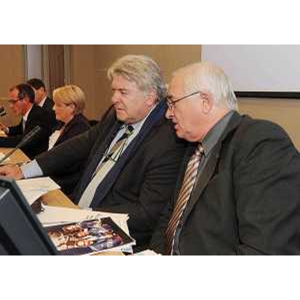 Elio De anna (Assessore regionale Cultura e Sport) ed Enzo Cainero (Commissario Azienda speciale Villa Manin) al convegno "Lo sport in villa: strumento di valorizzazione di parchi e giardini". (Villa Manin di Passariano 19/10/11)