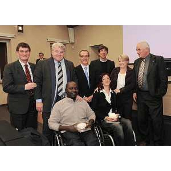 A margine del convegno "Lo sport in villa: strumento di valorizzazione di parchi e giardini", Elio De anna (Assessore regionale Cultura e Sport) premia atleti diversamente abili. (Villa Manin di Passariano 19/10/11)