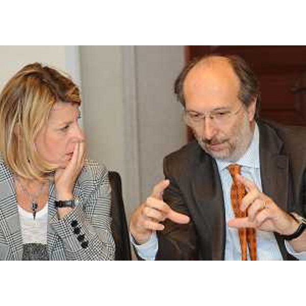 Federica Seganti (Assessore regionale Attività produttive, delegato Polizia locale e Sicurezza) e Riccardo Riccardi (Assessore regionale Infrastrutture, Mobilità, Pianificazione territoriale e Lavori pubblici) nel corso della riunione della Giunta regionale (Trieste 21/10/11)
