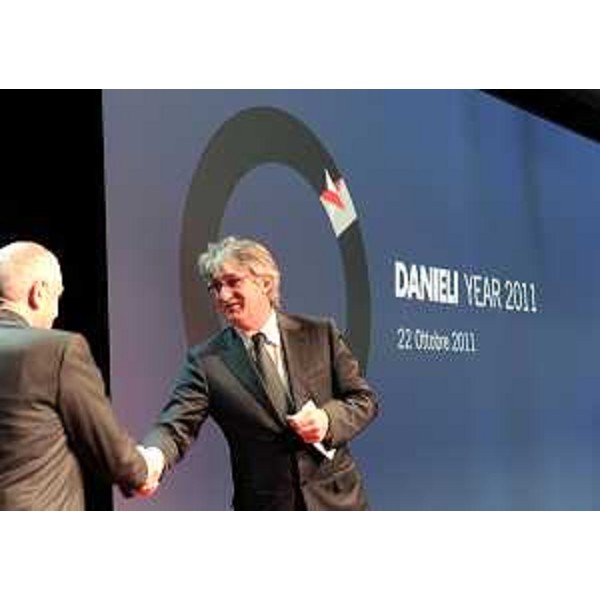 Renzo Tondo (Presidente Friuli Venezia Giulia) saluta Gianpietro Benedetti (Presidente Officine Danieli) alla presentazione dei risultati economici e tecnologici dell'esercizio 2010-2011 e delle previsioni alle Officine Danieli. (Buttrio 22/10/11)