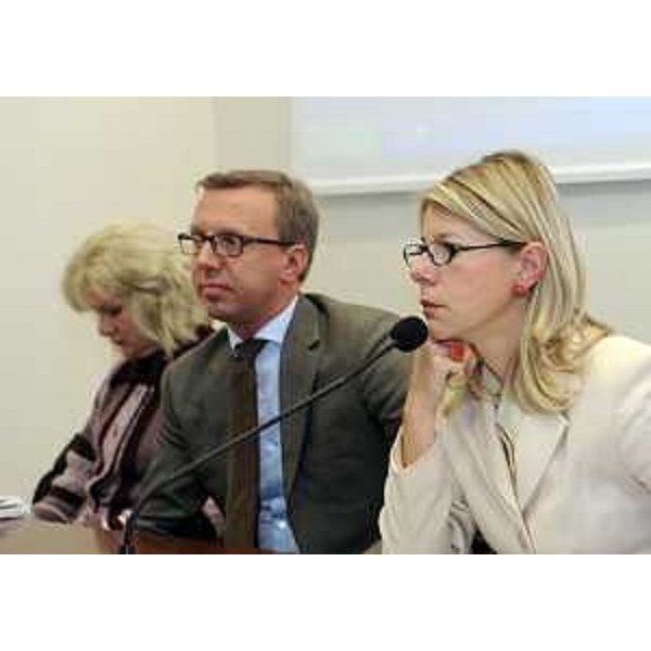 Marco Della Mora (Rappresentante Confidi) e Federica Seganti (Assessore regionale Attività produttive) alla presentazione di "Competitività e Sviluppo FVG", Fondo di garanzia destinato alle PMI-Piccole e Medie Imprese frutto della convenzione tra Regione e Confidi del Friuli Venezia Giulia. (Trieste 24/10/11)