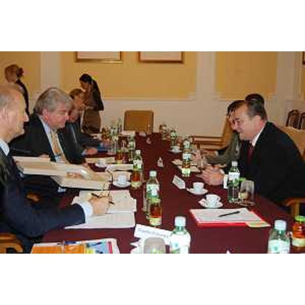 L'incontro tra Elio De Anna (Assessore Relazioni internazionali e comunitarie Regione FVG) e Sandor Egeresi (Presidente Consiglio Provincia autonoma di Vojvodina). (Novi Sad 25/10/11)