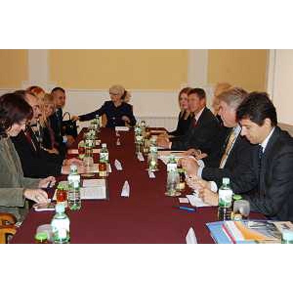 L'incontro tra Elio De Anna (Assessore Relazioni internazionali e comunitarie Regione FVG) e Sandor Egeresi (Presidente Consiglio Provincia autonoma di Vojvodina). (Novi Sad 25/10/11)