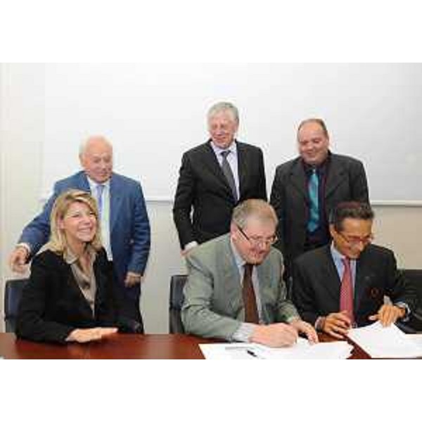 Davanti, Federica Seganti (Assessore regionale Attività produttive), Graziano Tilatti (Presidente Confartigianato FVG) e Giuliano Chersi (Notaio); dietro, Silvano Pascolo (Presidente CATA-Centro Assistenza Tecnica Artigianato-FVG), Denis Puntin (Presidente CNA-Confederazione Nazionale Artigianato-FVG) e Nicola Tenze (Presidente URES-Unione Regionale Economica Slovena-FVG). (Trieste 26/10/11)