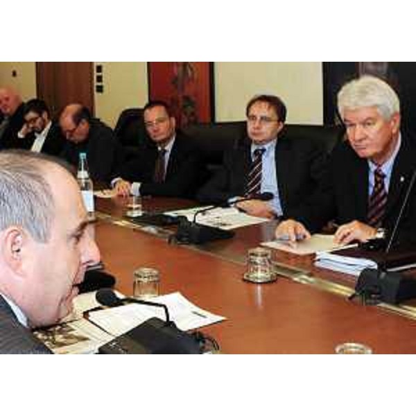 Claudio Violino (Assessore regionale Risorse rurali, agroalimentari e forestali) in riunione con le Commissioni consiliari I e II. (Trieste 27/10/11)