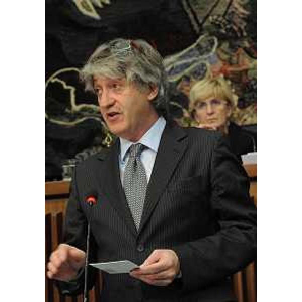 Renzo Tondo (Presidente Friuli Venezia Giulia) risponde al question time in Consiglio regionale. (Trieste 27/10/11)