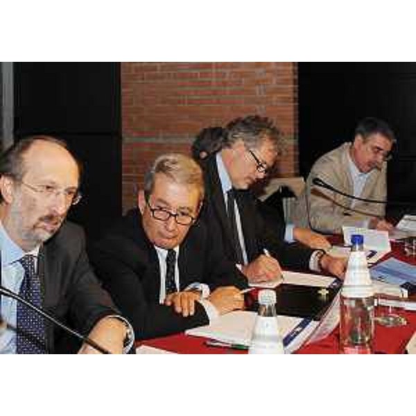 Riccardo Riccardi (Assessore regionale Lavori pubblici), Massimo Ghiloni (Direttore Mercato privato ANCE), Donato Riccesi (Presidente ANCE FVG) e Giorgio Dri (Presidente INU FVG) al convegno "Una nuova politica urbanistica per la città e il territorio. Perequazione, compensazione, premialità: dalle scelte già fatte alle politiche future". (Palmanova 27/10/11)