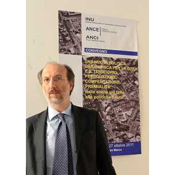 Riccardo Riccardi (Assessore regionale Lavori pubblici) al convegno "Una nuova politica urbanistica per la città e il territorio. Perequazione, compensazione, premialità: dalle scelte già fatte alle politiche future". (Palmanova 27/10/11)