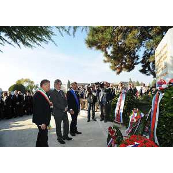 Marino Del Frate (Sindaco Gonars), Renzo Tondo (Presidente Friuli Venezia Giulia) e Marco Quai (Presidente Consiglio Provincia Udine) alla cerimonia di commemorazione delle vittime del campo di concentramento della seconda Guerra mondiale. (Gonars 01/11/11)
