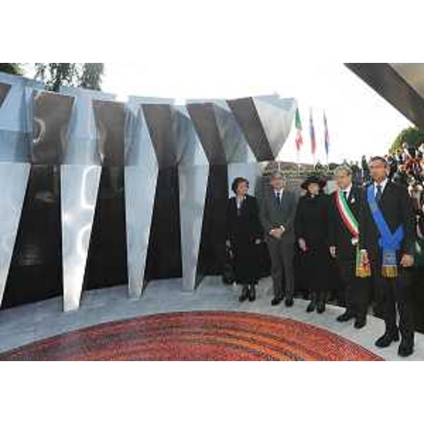 Renzo Tondo (Presidente Friuli Venezia Giulia) e Barbara Miklic Turk (Moglie presidente Repubblica di Slovenia) alla cerimonia di commemorazione delle vittime del campo di concentramento della seconda Guerra mondiale. (Gonars 01/11/11)