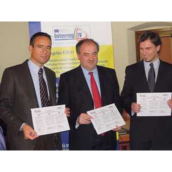Uwe Scheuch (Vicepresidente e assessore Istruzione Carinzia), Roberto Molinaro (Assessore Istruzione e Ricerca Friuli Venezia Giulia) e Roman Gruden (Direttore generale Ministero Istruzione Slovenia) in occasione dell'accordo per il sostegno della formazione trilingue e trilaterale attraverso la costituzione di una classe scolastica trilingue. (Malborghetto 04/11/11)