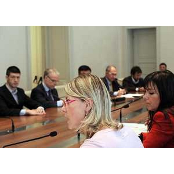 Gli assessori regionali Angela Brandi (Lavoro, Formazione e Commercio) e Federica Seganti (Attività produttive) illustrano il prospetto delle azioni riservate alle attività produttive inserite nella Finanziaria 2012 ai rappresentanti delle categorie economiche. (Trieste 07/11/11)