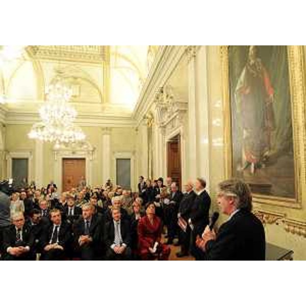 Intervento di Renzo Tondo (Presidente Friuli Venezia Giulia) alla cerimonia di consegna del premio Grande Ippocrate, vinto da Paolo Gasparini (Primario Genetica IRCCS Burlo Garofolo), nel palazzo della Presidenza della Regione. (Trieste 08/11/11)
