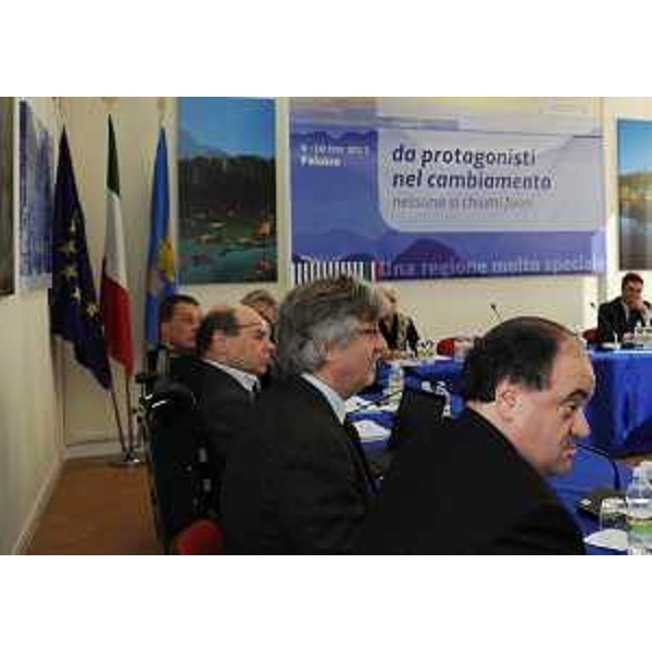 Renzo Tondo (Presidente Friuli Venezia Giulia), tra gli assessori Vladimir Kosic (Salute, Integrazione socio sanitaria e Politiche sociali) e Roberto Molinaro (Istruzione, Università, Ricerca, Famiglia, Associazionismo e Cooperazione), interviene al tavolo dell'incontro "da protagonisti nel cambiamento". (Paluzza 09/11/11)
