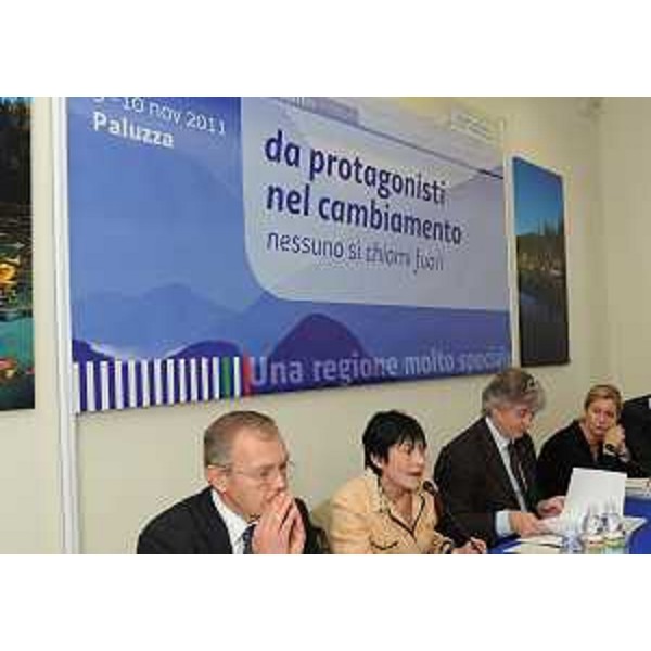 Elia Vezzi (Sindaco Paluzza) e Renzo Tondo (Presidente Friuli Venezia Giulia), tra gli assessori Andrea Garlatti (Funzione pubblica, Autonomie locali e Coordinamento Riforme) e Sandra Savino (Finanze, Patrimonio e Programmazione), al tavolo dell'incontro "da protagonisti nel cambiamento". (Paluzza 09/11/11)