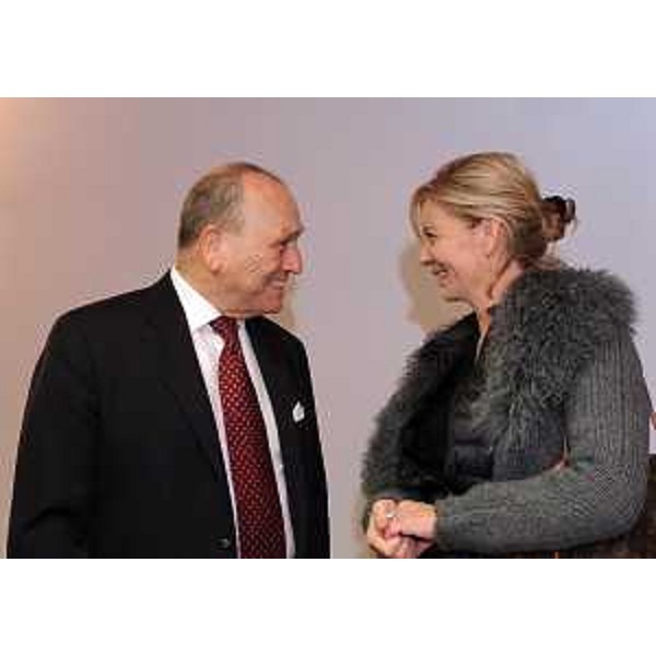Sergio Dressi (Presidente Aeroporto FVG) e Sandra Savino (Assessore regionale Finanze, Patrimonio e Programmazione) all'incontro "da protagonisti nel cambiamento". (Paluzza 09/11/11)