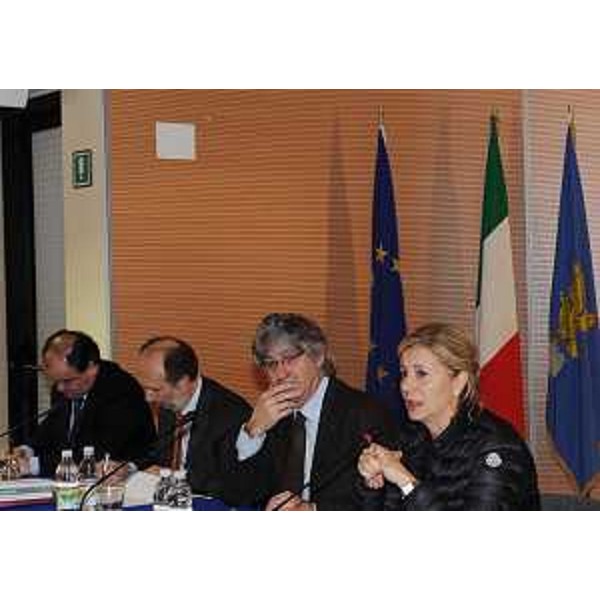 Roberto Molinaro (Assessore regionale Istruzione, Università, Ricerca, Famiglia, Associazionismo e Cooperazione), Riccardo Riccardi (Assessore regionale Infrastrutture, Mobilità, Pianificazione territoriale e Lavori pubblici), Renzo Tondo (Presidente Friuli Venezia Giulia) e Sandra Savino (Assessore regionale Finanze, Patrimonio e Programmazione) all'incontro "da protagonisti nel cambiamento". (Paluzza 09/11/11)