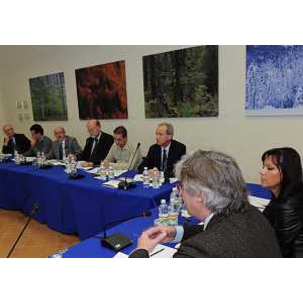 Renzo Tondo (Presidente Friuli Venezia Giulia) e Angela Brandi (Assessore regionale Lavoro) al tavolo dell'incontro "da protagonisti nel cambiamento", con rappresentanti delle organizzazioni sindacali. (Paluzza 09/11/11)