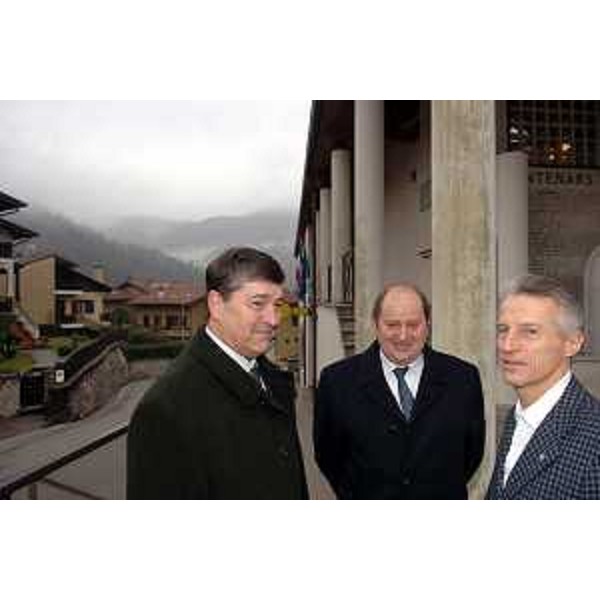Riccardo Illy (Presidente Regione Friuli Venezia Giulia) con gli amministratori di Montenars in occasione della seduta della Giunta Regionale a Montenars. (Montenars 19/01/07)