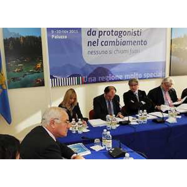 Renzo Tondo (Presidente Friuli Venezia Giulia) e gli assessori regionali Roberto Molinaro (Istruzione, Università, Ricerca, Famiglia, Associazionismo e Cooperazione) ed Elio De Anna (Cultura, Sport, Relazioni internazionali e comunitarie) al tavolo dell'incontro "da protagonisti nel cambiamento" dedicato a istruzione, cultura e sport. (Paluzza 09/11/11)
