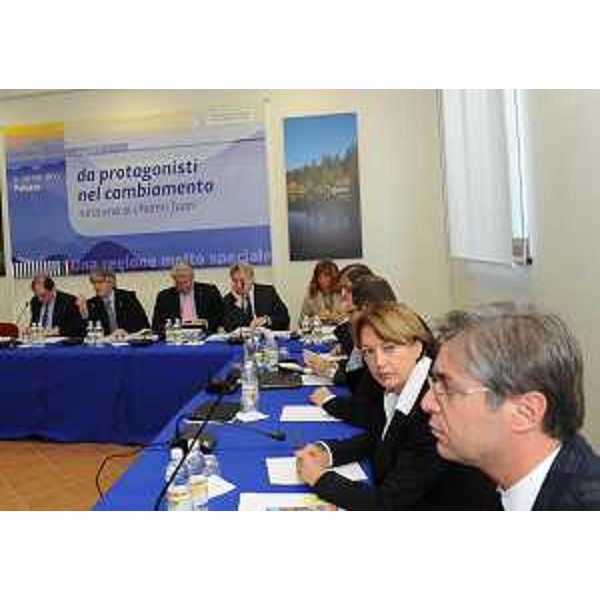 Renzo Tondo (Presidente Friuli Venezia Giulia) e gli assessori regionali Roberto Molinaro (Istruzione, Università, Ricerca, Famiglia, Associazionismo e Cooperazione) ed Elio De Anna (Cultura, Sport, Relazioni internazionali e comunitarie) al tavolo dell'incontro "da protagonisti nel cambiamento" dedicato a università e ricerca. (Paluzza 09/11/11)