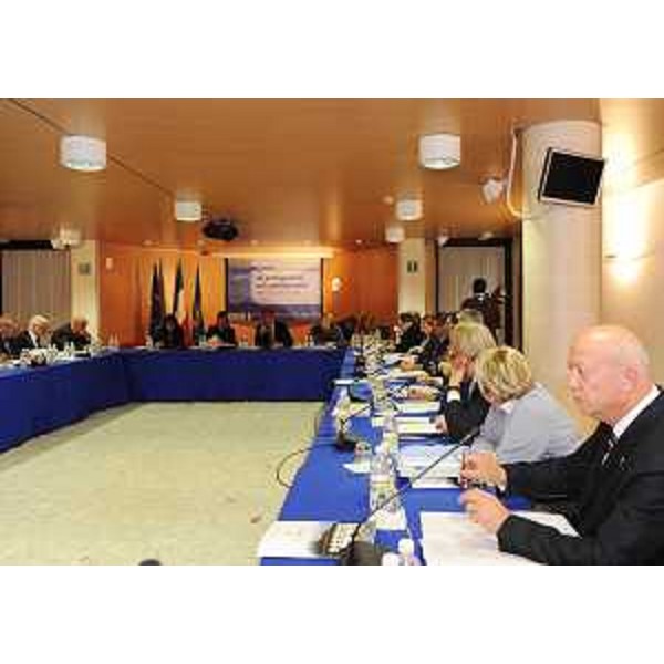 Renzo Tondo (Presidente Friuli Venezia Giulia) e gli assessori regionali Angela Brandi (Lavoro, Formazione e Commercio), Federica Seganti (Attività produttive) e Sandra Savino (Finanze, Patrimonio e Programmazione) al tavolo dell'incontro "da protagonisti nel cambiamento" dedicato all'economia e alle attività produttive. (Paluzza 09/11/11)