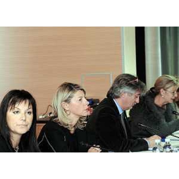 Renzo Tondo (Presidente Friuli Venezia Giulia) e gli assessori regionali Angela Brandi (Lavoro, Formazione e Commercio), Federica Seganti (Attività produttive) e Sandra Savino (Finanze, Patrimonio e Programmazione) al tavolo dell'incontro "da protagonisti nel cambiamento" dedicato all'economia e alle attività produttive. (Paluzza 09/11/11)
