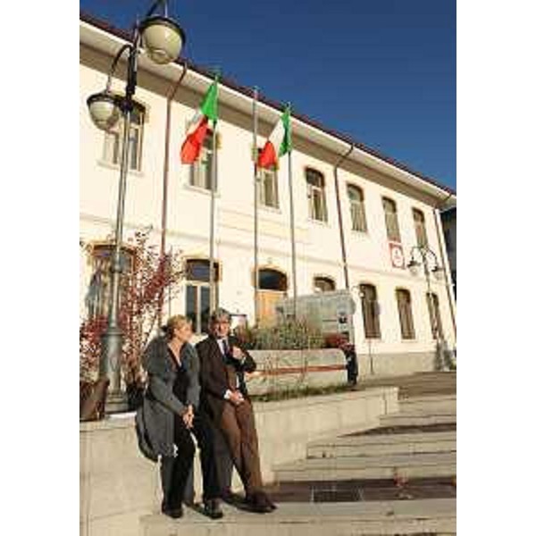 Sandra Savino (Assessore regionale Finanze, Patrimonio e Programmazione) e Renzo Tondo (Presidente Friuli Venezia Giulia) presso il CeSFAM-Centro Servizi per le Foreste e le Attività della Montagna, sede scelta per l'incontro "da protagonisti nel cambiamento". (Paluzza 10/11/11)