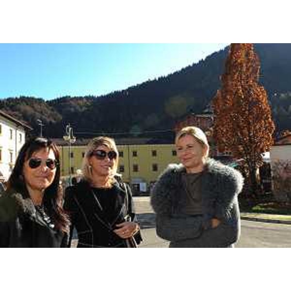 Gli assessori regionali Angela Brandi (Lavoro, Formazione e Commercio), Federica Seganti (Attività produttive) e Sandra Savino (Finanze, Patrimonio e Programmazione) presso il CeSFAM-Centro Servizi per le Foreste e le Attività della Montagna, sede scelta per l'incontro "da protagonisti nel cambiamento". (Paluzza 10/11/11)