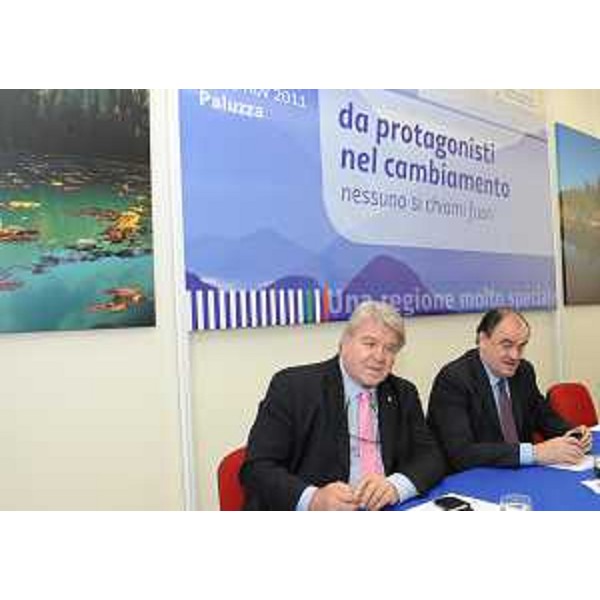 Gli assessori regionali Elio De Anna (Cultura, Sport, Relazioni internazionali e comunitarie) e Roberto Molinaro (Istruzione, Università, Ricerca, Famiglia, Associazionismo e Cooperazione) al tavolo dell'incontro "da protagonisti nel cambiamento" dedicato a istruzione, cultura e sport. (Paluzza 10/11/11)