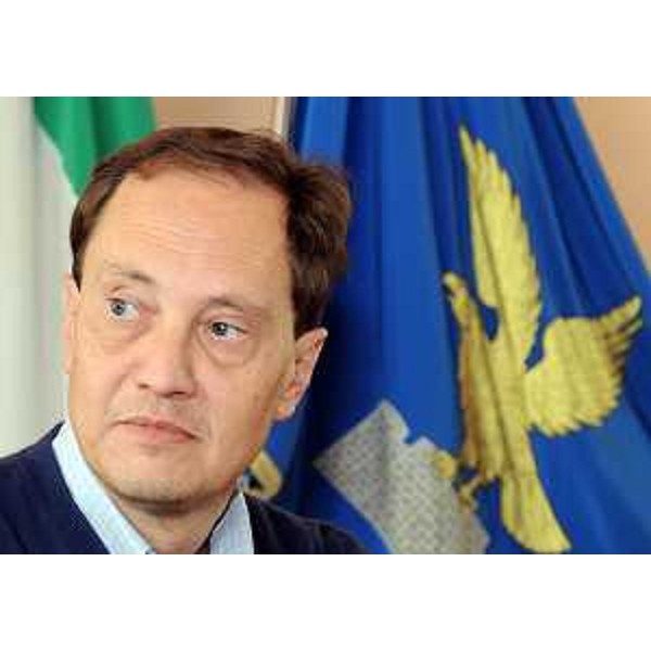 Luca Ciriani (Assessore regionale Ambiente) al tavolo per la firma della convenzione tra Regione Friuli Venezia Giulia, ARPA- Agenzia Regionale Protezione Ambiente e NOE-Nucleo Operativo Ecologico dei Carabinieri. (Pordenone 11/11/2011)