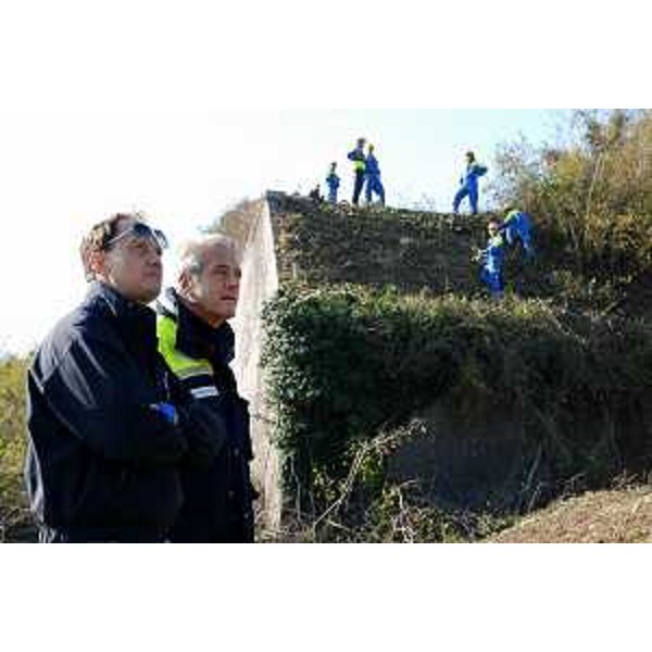 Luca Ciriani (Vicepresidente FVG e assessore regionale Protezione civile) e Guglielmo Berlasso (Direttore Protezione civile FVG) nel corso della grande esercitazione di protezione civile "PalmaNOVA 2011" tra i fossi e i bastioni che circondano la Città stellata. (Palmanova 12/11/11)