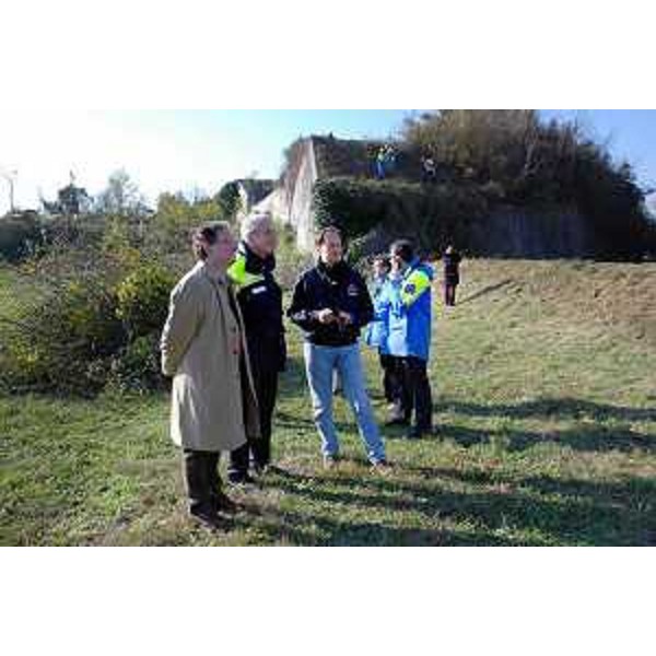 Luca Ciriani (Vicepresidente FVG e assessore regionale Protezione civile) e Guglielmo Berlasso (Direttore Protezione civile FVG) nel corso della grande esercitazione di protezione civile "PalmaNOVA 2011" tra i fossi e i bastioni che circondano la Città stellata. (Palmanova 12/11/11)