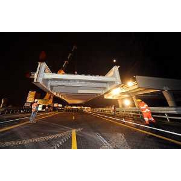 Il varo del ponte che attraversa l'A4 all'altezza di Meolo (VE), dov'è in costruzione il nuovo casello. (Meolo 13/11/11)