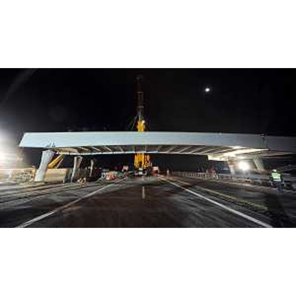Il varo del ponte che attraversa l'A4 all'altezza di Meolo (VE), dov'è in costruzione il nuovo casello. (Meolo 13/11/11)