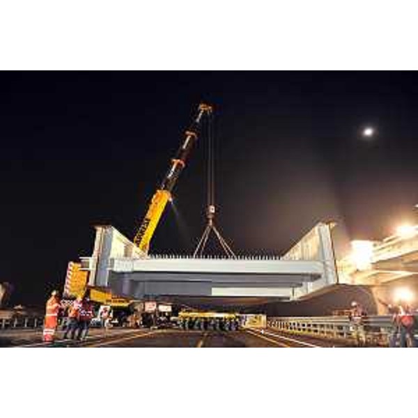 Il varo del ponte che attraversa l'A4 all'altezza di Meolo (VE), dov'è in costruzione il nuovo casello. (Meolo 13/11/11)