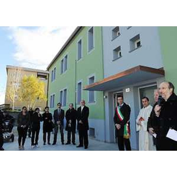 Riccardo Riccardi (Assessore regionale Lavori pubblici) alla cerimonia di consegna degli alloggi ATER di via Madrani 24. (Staranzano 15/11/11)