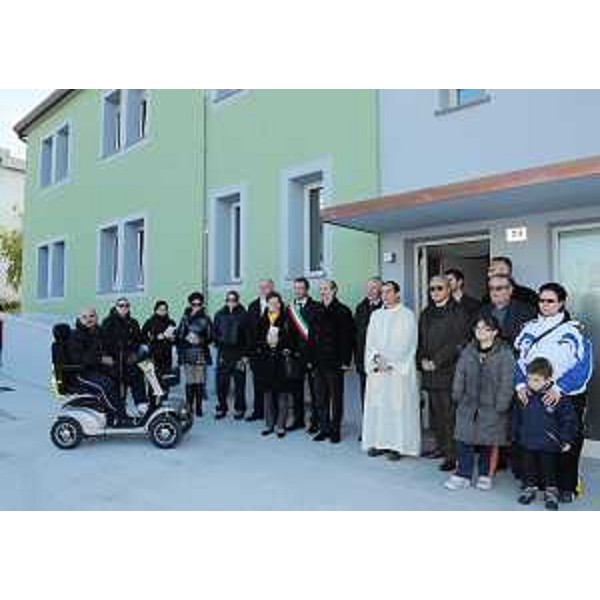 Riccardo Riccardi (Assessore regionale Lavori pubblici) con Pietro Zandegiacomo (Presidente ATER Gorizia), Lorenzo Presot (Sindaco Staranzano) e don Francesco Fragiacomo alla cerimonia di consegna degli alloggi ATER di via Madrani 24. (Staranzano 15/11/11)